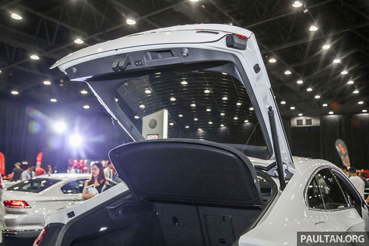 Volkswagen Arteon 2019 cũng có các chế độ vận hành bao gồm: Eco (tiết kiệm), Normal (bình thường), Comfort (thoải mái), Sport (thể thao) và Individual (tùy chỉnh), trang bị hệ thống cân bằng chủ động Dynamic Chassis Control (DCC), khóa vi sai điện tử XDS,...