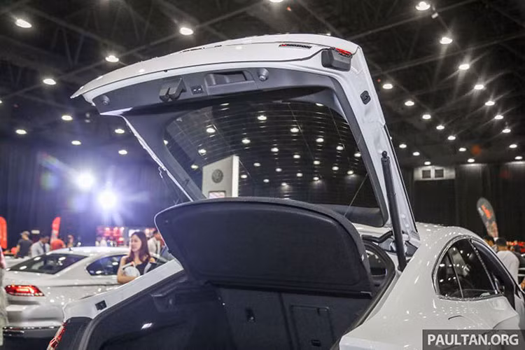 Volkswagen Arteon 2019 cũng có các chế độ vận hành bao gồm: Eco (tiết kiệm), Normal (bình thường), Comfort (thoải mái), Sport (thể thao) và Individual (tùy chỉnh), trang bị hệ thống cân bằng chủ động Dynamic Chassis Control (DCC), khóa vi sai điện tử XDS,...