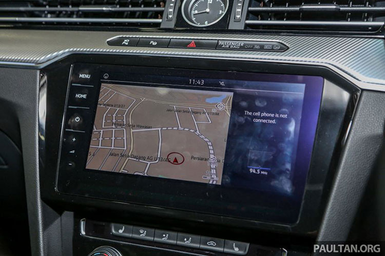 Về động cơ, phiên bản trưng bày sử dụng động cơ xăng 4 xy-lanh thẳng hàng (I4) dung tích 2.0L tăng áp kép TSI® cho công suất tối đa 278 mã lực và mô-men xoắn cực đại đạt 350Nm, sức mạnh được truyền xuống bốn bánh (4Motion®) thông qua hộp số ly hợp kép 7 cấp (7DCT).