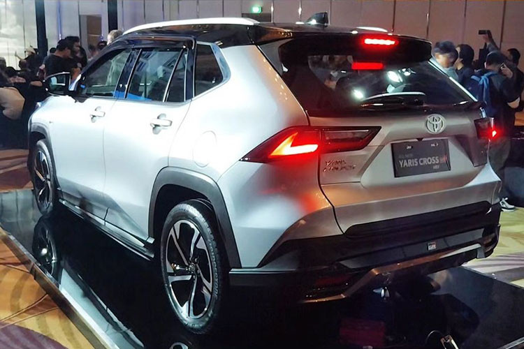 Hiện hãng xe Nhật Bản vẫn chưa được công bố giá bán chính thức của toyota Yaris Cross 2023 tại Indonesia. Theo nhiều đồn đoán, xe sẽ có giá bán dao động từ 554 – 659 triệu động sau quy đổi, bản hybrid có giá tương đương khoảng 712 - 729 triệu đồng.