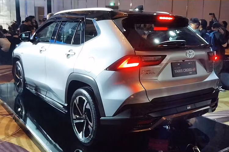 Hiện hãng xe Nhật Bản vẫn chưa được công bố giá bán chính thức của toyota Yaris Cross 2023 tại Indonesia. Theo nhiều đồn đoán, xe sẽ có giá bán dao động từ 554 – 659 triệu động sau quy đổi, bản hybrid có giá tương đương khoảng 712 - 729 triệu đồng.