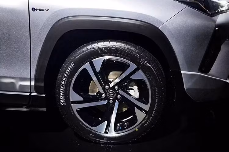 Tại thị trường Indonesia, Toyota Yaris Cross 2023 có 2 phong cách thiết kế là tiêu chuẩn và GR Sport. Trong đó, Toyota Yaris Cross GR Sport 2023 có thiết kế thể thao hơn - đáng chú ý chính là việc thêm logo GR Sport như đặc điểm nhận dạng.