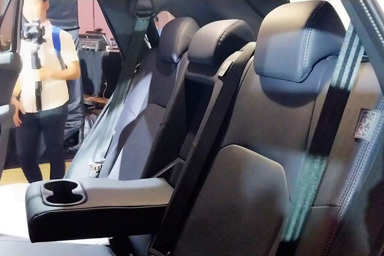 Hệ thống truyền động tiêu chuẩn của Toyota Yaris Cross là dẫn động cầu trước. Biến thể hybrid sẽ chỉ có một tùy chọn hộp số tự động vô cấp CVT, trong khi biến thể chạy xăng sẽ thêm một tùy chọn số sàn 5 cấp.