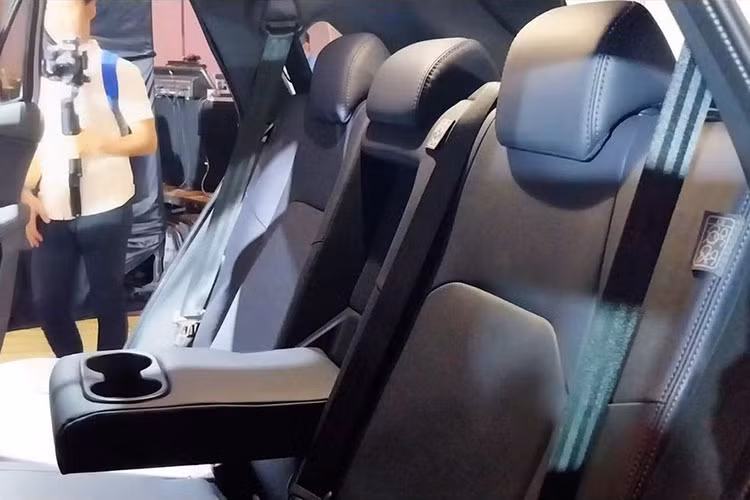 Hệ thống truyền động tiêu chuẩn của Toyota Yaris Cross là dẫn động cầu trước. Biến thể hybrid sẽ chỉ có một tùy chọn hộp số tự động vô cấp CVT, trong khi biến thể chạy xăng sẽ thêm một tùy chọn số sàn 5 cấp.