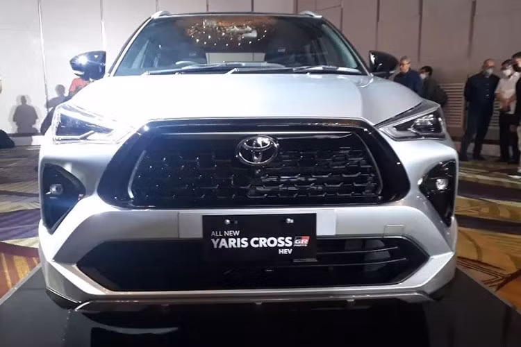 Về ngoại thất, thiết kế của Toyota Yaris Cross mang nhiều nét tương đồng với hai “người anh em” là Corolla Cross và RAV4. Các chi tiết tương đồng có thể dễ dàng nhận ra như: lưới tản nhiệt hình thang mở rộng xuống dưới, cụm đèn trước góc cạnh và đèn sương mù ẩn trong hốc gió giả, cụm đèn hậu thanh mảnh, đuôi xe đơn giản. 