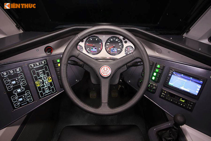Nội thất của siêu xe địa hình được trang bị vô-lăng 3 chấu cách điệu xung quanh là các phím nút tắt/giữ, màn hình cảm ứng lớn ở trung tâm bên cạnh tay lái, nhờ thiết kế rộng rãi - nó có thể chở được tới 12 người.