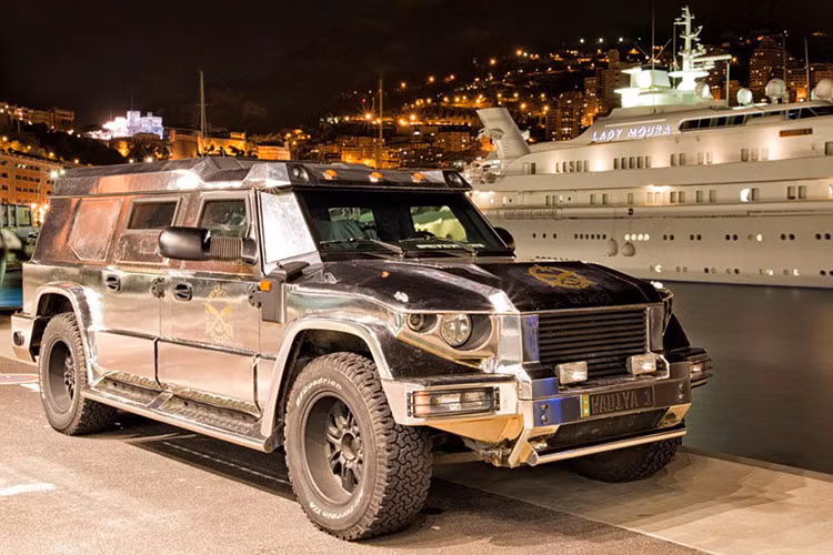 Mẫu xe này có thể chống được đạn từ súng AK47 cho tới lựu đạn. Bên trong xe có thiết bị định vị vệ tinh, màn hình phẳng truyền hình, có thể chơi đĩa DVD. Nội thất của chiếc xe là sự kết hợp của da và gỗ...