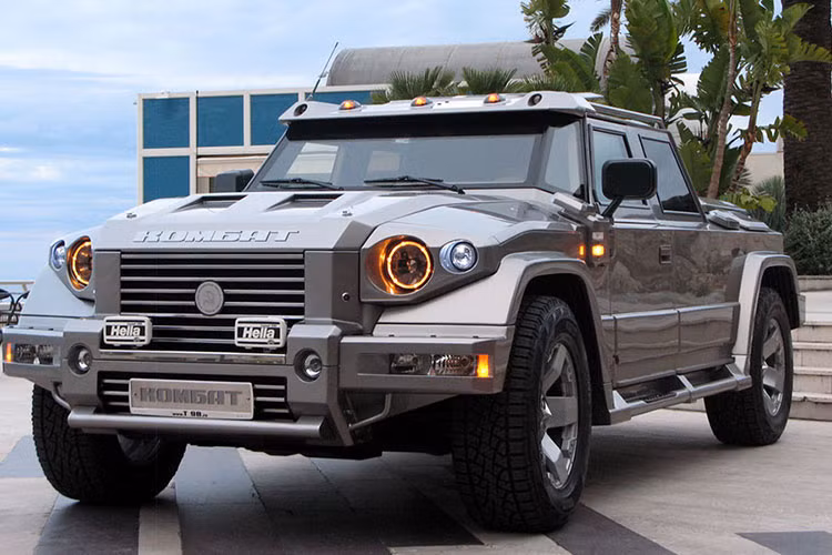 Đặt trụ sở tại Latvia, Dartz Motorz Company nổi tiếng là nhà chuyên chế tạo dòng xe chống đạn hiệu năng cao cho giới siêu giàu, từ Nga đến Trung Đông, các ngôi sao Hollywood. Mẫu SUV Dartz Kombat Prombron chính là một sản phẩm mới của công ty này.