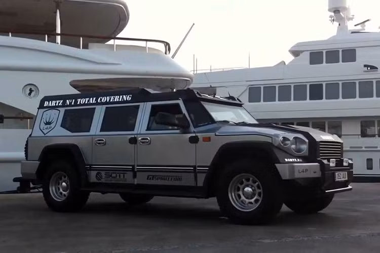 Giá bán của "pháo đài thép" Dartz Kombat Prombron được chào từ khoảng 500.000 USD và khách hàng có thể tuỳ chọn cấp chống đạn từ mức B2 đến B7. Xe được trang bị động cơ Duramax V8 hoặc Vortec V8.