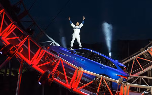 Jaguar F-PACE pha ky luc Guinness The Gioi “lon vong 360 do”