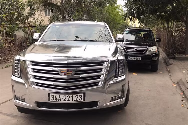 Mẫu xe SUV hạng sang Cadillac Escalade Platinum được du nhập vào thị trường trong nước dưới dạng nhập khẩu tư nhân, tại Việt Nam mẫu xe này xuất hiện trên đường phố với số lượng khá ít ỏi. Mới đây chủ nhân của chiếc Cadillac Escalade mang hộ khẩu Hải Dương lên đời bằng “dàn áo”mạ crôm sáng bóng.