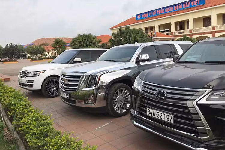 Phiên bản mới khác biệt ở lưới tản nhiệt, đèn pha lớn hơn và kéo dài từ nắp capô, ngay phía dưới là đèn sương mù hình chữ L, cụm đèn hậu phía sau kéo dài dọc hai bên thân xe. Với phong cách thiết kế này Escalade tạo ấn tượng mạnh mang tới diện mạo mới, khác biệt và sang trọng hơn.