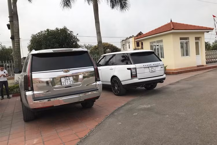 Trong khi các thông số kỹ thuật về kích thước của xe không thay đổi so với bản tiêu chuẩn. Cụ thể, xe sang Cadillac Escalade sở hữu kích thước D x R x C lần lượt là 5.697 x 2.045 x 1.880 mm. Chiều dài cơ sở của Escalade Platinum là 3.302 mm, dài hơn bản Escalade thường 350 mm.