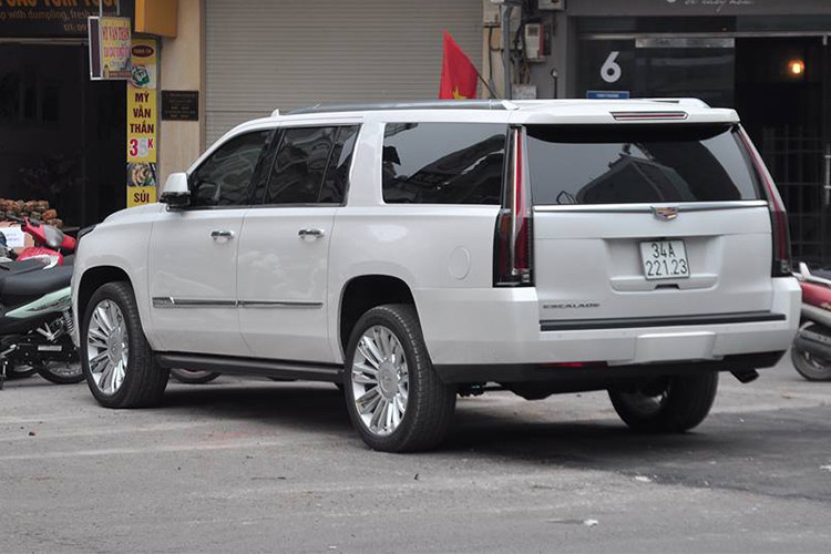 Escalade Platinum ssở hữu khối động cơ 6,2 lít V8 công suất 420 mã lực tại vòng tua máy 5.600 vòng/phút, mô-men xoắn cực đại 623 Nm tại 4.100 vòng/phút. Hộp số tự động 8 cấp kết hợp hệ dẫn động 4 bánh. Các trang bị an toàn trên xe với hệ thống cảnh báo chệch làn đường, cảnh báo chuyển làn, cảnh báo va chạm trước/sau, cảnh báo điểm mù...