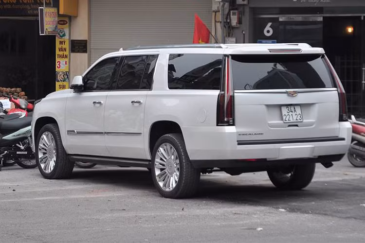 Escalade Platinum ssở hữu khối động cơ 6,2 lít V8 công suất 420 mã lực tại vòng tua máy 5.600 vòng/phút, mô-men xoắn cực đại 623 Nm tại 4.100 vòng/phút. Hộp số tự động 8 cấp kết hợp hệ dẫn động 4 bánh. Các trang bị an toàn trên xe với hệ thống cảnh báo chệch làn đường, cảnh báo chuyển làn, cảnh báo va chạm trước/sau, cảnh báo điểm mù...