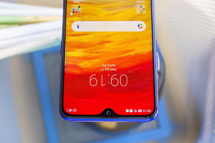 Realme 3 Pro có pin 4.045 mAh và hỗ trợ sạc nhanh VOOC 3.0 giúp sạc đầy pin chỉ trong khoảng 80 phút, nhanh hơn các model cùng tầm giá. Hạn chế là máy vẫn dùng cổng microUSB, trong khi các hãng khác đang dần chuyển sang kết nối Type C.