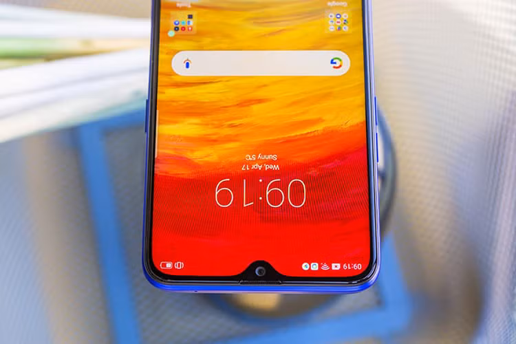 Realme 3 Pro có pin 4.045 mAh và hỗ trợ sạc nhanh VOOC 3.0 giúp sạc đầy pin chỉ trong khoảng 80 phút, nhanh hơn các model cùng tầm giá. Hạn chế là máy vẫn dùng cổng microUSB, trong khi các hãng khác đang dần chuyển sang kết nối Type C.