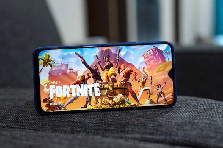 Realme 3 Pro chạy Color OS 6, được xây dựng trên nền Android 9. Giao diện được thiết kế lại nhìn hiện đại hơn, ngoài ra, còn có thêm tính năng kích hoạt nhanh Google Assistant và tắt toàn bộ ứng dụng đang chạy với một chạm. Giá điện thoại Realme 3 Pro về Việt Nam dự tính khoảng 6,5 triệu đồng, bán ra từ 22/6/2019.