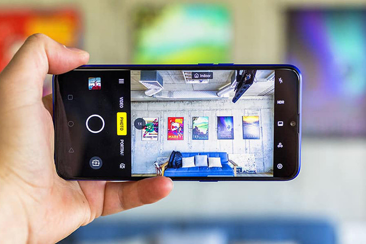 Cấu hình là một trong những điểm nổi bật nhất của dòng Realme 3 Pro. Máy được trang bị chip Snapdragon 710, con chip nổi bật nhất phân khúc tầm trung hiện tại, đi kèm với đó là hai tuỳ chọn RAM 4GB/ bộ nhớ 64GB và RAM 6GB/ bộ nhớ 128GB. Nó được đánh giá cao hơn so với hai đổi thủ được đánh giá cao là Galaxy A50 của Samsung và Vivo V15.