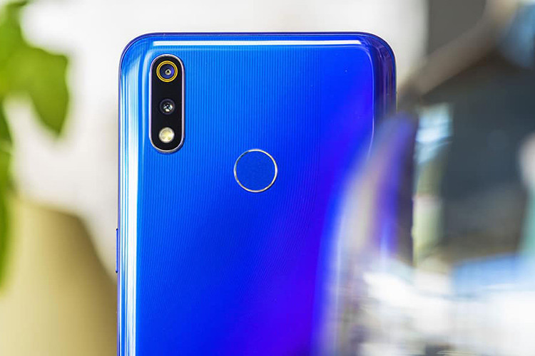 Cạnh dưới của máy là vị trí của cổng kết nối micro USB, loa ngoài, mic thoại và jack cắm 3.5mm. Phụ kiện đi kèm Realme 3 Pro khi bán ra thị trường sẽ bao gồm củ sạc, cáp sạc và ốp lưng trong suốt.