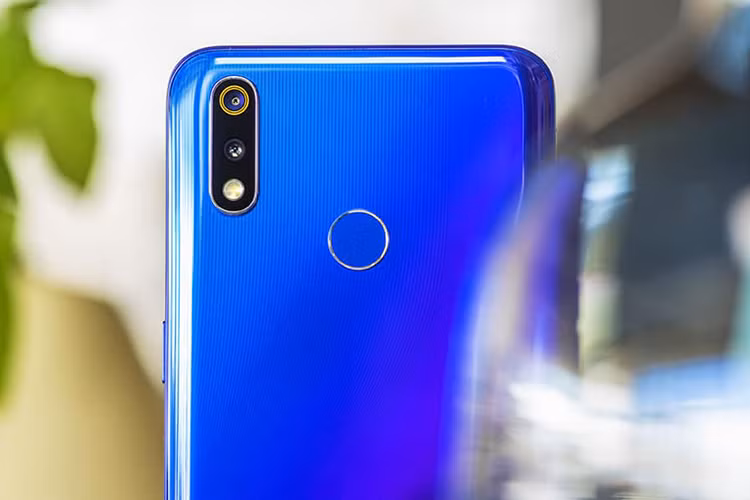 Cạnh dưới của máy là vị trí của cổng kết nối micro USB, loa ngoài, mic thoại và jack cắm 3.5mm. Phụ kiện đi kèm Realme 3 Pro khi bán ra thị trường sẽ bao gồm củ sạc, cáp sạc và ốp lưng trong suốt.