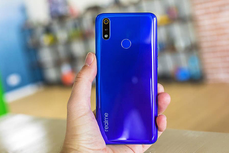 Về camera, Realme 3 Pro được trang bị cụm camera kép ở mặt sau có độ phân giải là 16MP + 5MP hỗ trợ chụp ảnh xoá phông và khả năng xử lý bằng AI. Đáng chú ý ở cụm camera này là khả năng quay video Super Slowmotion 960fps chỉ có trên điện thoại cao cấp.