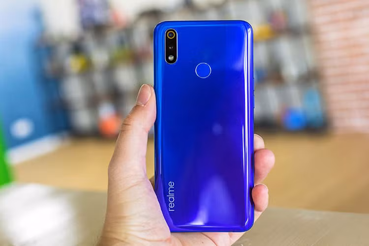 Về camera, Realme 3 Pro được trang bị cụm camera kép ở mặt sau có độ phân giải là 16MP + 5MP hỗ trợ chụp ảnh xoá phông và khả năng xử lý bằng AI. Đáng chú ý ở cụm camera này là khả năng quay video Super Slowmotion 960fps chỉ có trên điện thoại cao cấp.