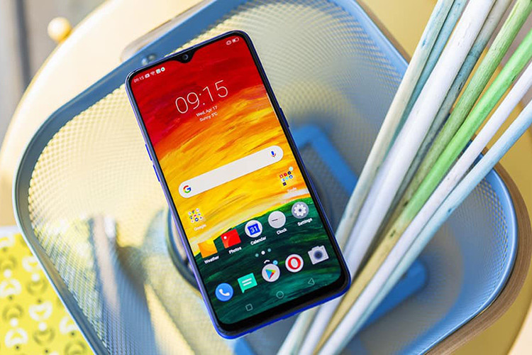 Về phía màn hình, Realme 3 Pro vẫn tiếp tục sử dụng thiết kế màn hình giọt nước, sử dụng tấm nền LCD với kích thước 6,3 inch có độ phân giải FullHD+. Màn hình này được thiết kế với các viền được tối ưu mỏng nhất có thể, nhưng phần cằm phía dưới của màn hình vẫn còn khá dầy.