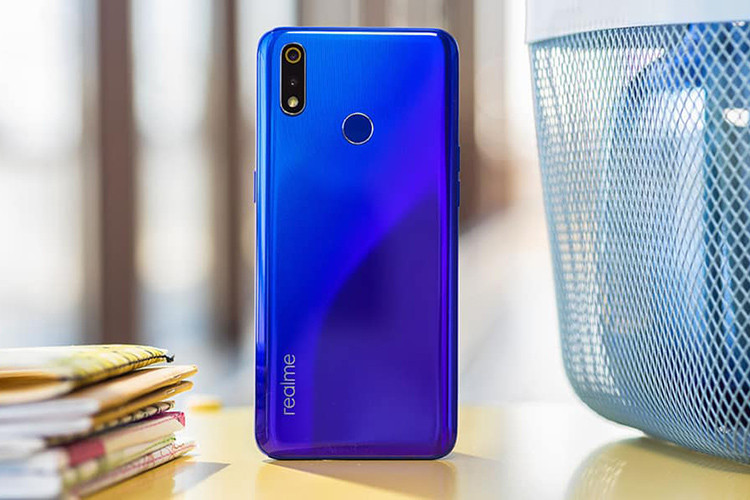 Realme 3 Pro mới sở hữu thiết kế có phần khác biệt so với phiên bản tiền nhiệm. Ở mặt lưng của máy được phủ lên một lớp màu gradian chuyển đổi giữa hai tông màu khác nhau thay vì đơn sắc như trước. Cụm camera cũng được thay đổi đặt theo chiều dọc.