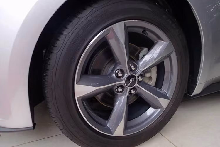 Bộ mâm trên chiếc Mustang thứ hai này là loại Foundry Black thiết kế 5 chấu khoẻ khoắn (chiếc đầu tiên là mâm Ebony Black).