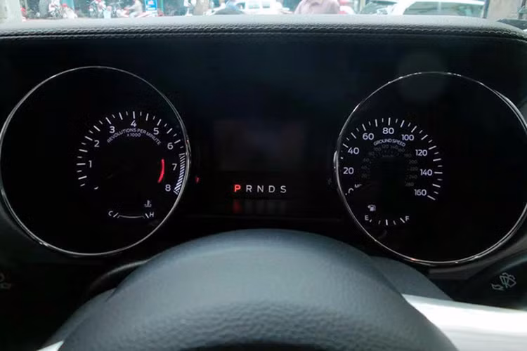 Một số trang bị tiện nghi trên xe như hệ thống điều hoà tự động 2 vùng độc lập, hệ thống điều khiển hành trình tích hợp với cảnh báo...