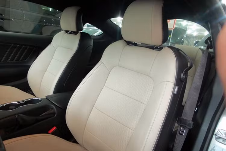 Ford Mustang 2015 thế hệ mới có ngoại thất màu bạc, nội thất với ghế ngồi màu kem sáng.