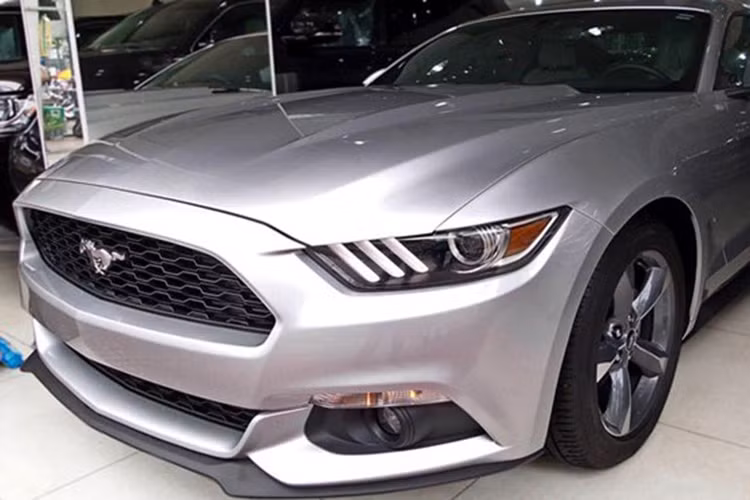 Xe có ngoại thất màu bạc, đầu xe với thiết kế đặc trưng của dòng xe cơ bắp Mustang Mỹ.
