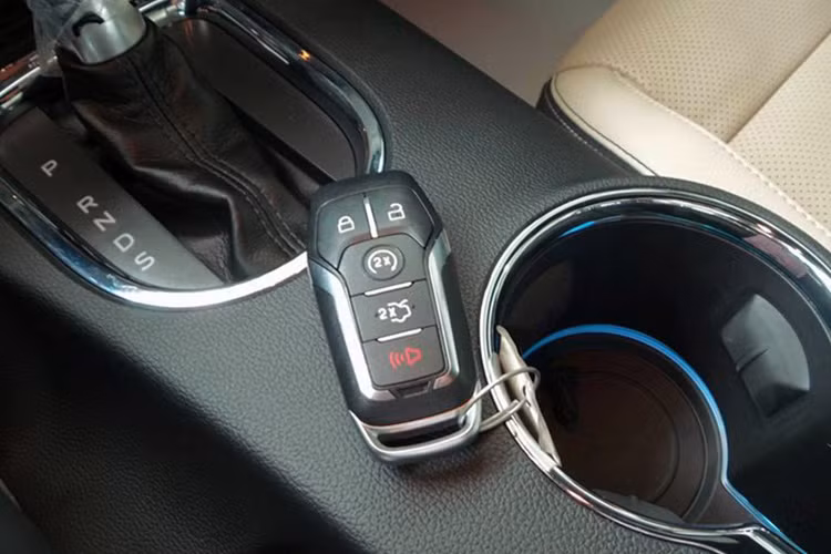 Ford Mustang mới có một số trang bị an toàn tiêu chuẩn như 7 túi khí, đai an toàn 3 điểm dành cho các vị trí ngồi và LATCH cho trẻ em...