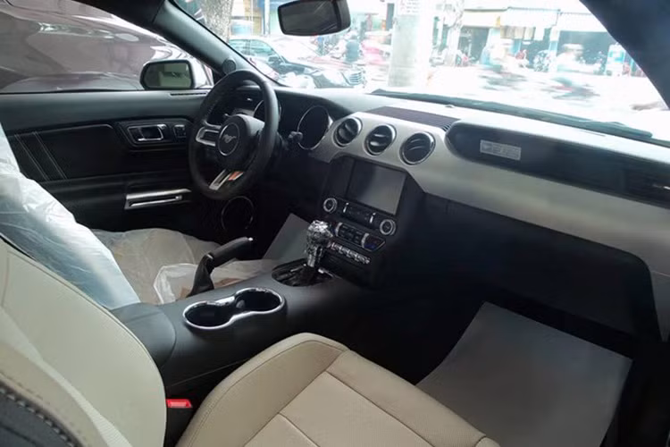 Các đặc tính tiêu chuẩn về điều khiển còn có hệ thống lái trợ lực điện EPAS có thể thay đổi hiệu ứng, phanh đĩa 4 bánh, hệ thống cân bằng điện tử ESC với AdvanceTrac và các chế độ lái tuỳ biến.