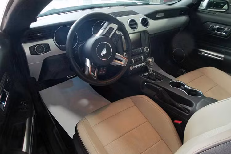 Phiên bản 2015 này của Ford Mustang được trang bị hệ thống treo độc lập trên cả bốn bánh, vi sai chống trượt cầu sau.