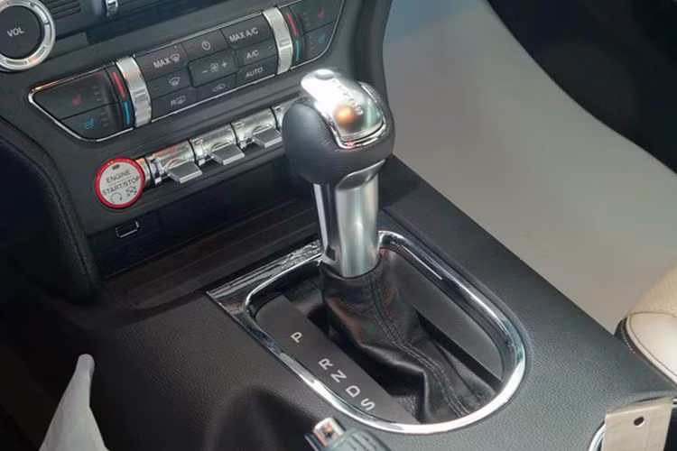 Nội thất của Ford Mustang 2015 sử dụng các chi tiết và trang bị hiện đại, tập trung hướng tới người lái.