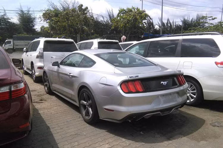 Chiếc Ford Mustang 2015 thế hệ mới đầu tiên về Việt Nam chưa đầy 3 tuần thì chiếc thứ hai này đã xuất hiện, cả hai chiếc đều là bản động cơ Ecoboost 2.3L