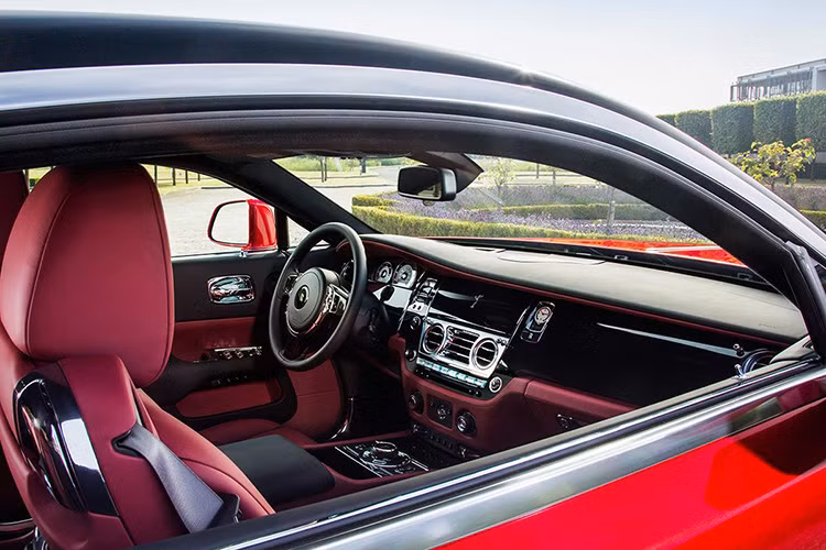 Không gian nội thất của mẫu xe này cũng giống như bên ngoài sở hữu hai tông màu đỏ, đen. Bên cạnh đó là các chi tiết bọc da màu đen và đỏ, cùng bộ phụ kiện trang trí được ốp gỗ màu đen Piano.