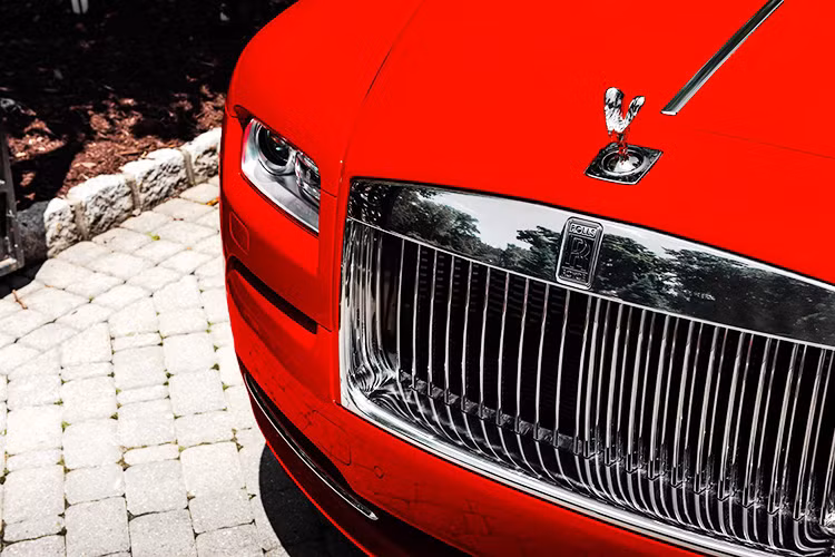 Toàn thân xe có màu đỏ tươi bắt mắt. Nước sơn đặc biệt này cần tới 12 lớp sơn và quá trình sơn tốn thời gian hơn gấp 18 lần so với quy trình sơn một chiếc Wraith thông thường.