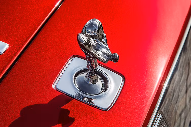 Lưới tản nhiệt của xe được mà crom sáng bóng, khi kết hợ với màu đỏ tạo sự nổi bật và cực kỳ sang trọng. Trên mui xe, vẫn là biểu tượng "Spirit of Ecstasy" nổi tiếng của Rolls-Royce trong vòng hơn 100 năm qua.