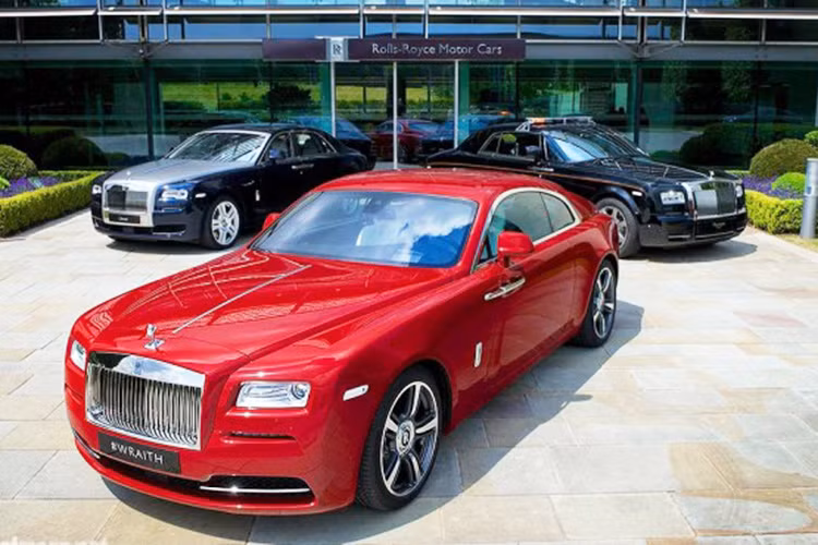Mới đây nhất là phiên bản đặc biệt có tên St. James Edition với màu sơn đỏ rực tương tự Rolls-Royce Wraith Chief Inspector Morse cũng đã được Rolls-Royce giới thiệu. Wraith St. James Edition là chứng minh khả năng tạo ra những chiếc xe độc đáo và không lặp lại của hãng.