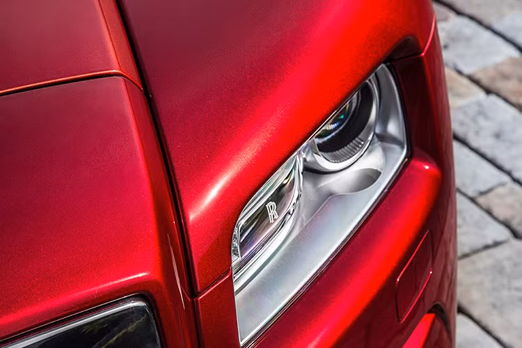 Đáng tiếc, ngoài màu sắc hệ dẫn động của Rolls-Royce Wraith Chief Inspector Morse không có gì thay đổi so với phiên bản tiêu chuẩn.