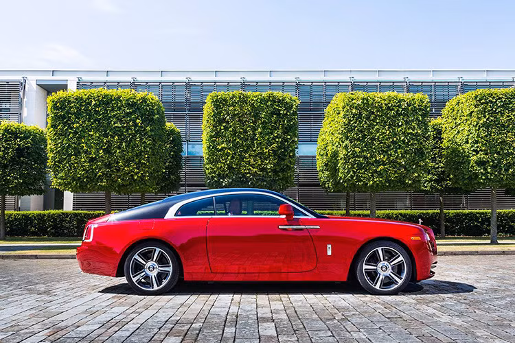 Sức mạnh được truyền tới bánh thông qua hộp số tự động 8 cấp, cho phép Rolls-Royce Wraith tăng tốc từ 0-100 km/h trong 4,6 giây.