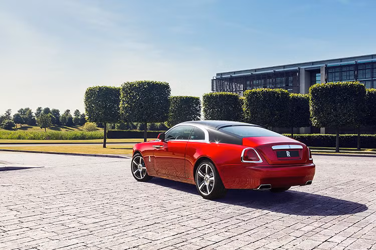 Các mẫu Rolls-Royce vẫn nổi tiếng vì nước sơn 2 màu nổi bật nhưng vì tình yêu đặc biệt đối với series phim trinh thám Inspector Morse và chiếc Jaguar Mark II trong phim, Don Brinkerhoff đã yêu cầu chiếc Wraith của mình phải được sơn màu đỏ, đen.