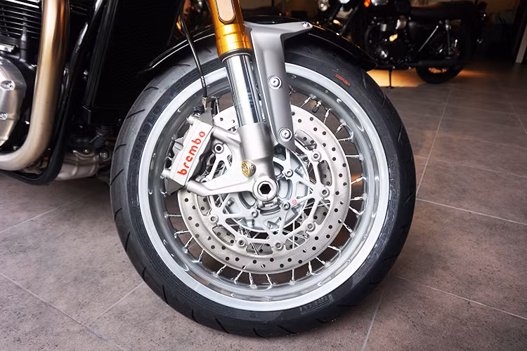 Xe vẫn tiếp tục dùng cặp vành căm cổ điển như thế hệ trước, nhưng hệ thống phanh trước của Thruxton mới đã được nâng cấp lên đĩa kép, thay vì chỉ sử dụng đĩa đơn như trước đây. Sự khác biệt đầu tiên của phiên bản Thruxton R đó là chiếc xe sử dụng heo Brembo cao cấp cùng phuộc Showa USD, thay vì phuộc ống lồng như Thruxton thường.