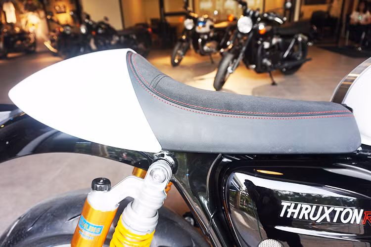 Là một chiếc mang phong cách cafe racer chuẩn mực, Thruxton R có yên solo bọc da lộn và "gò" nhựa ốp ở phía sau. Khách hàng cũng có thể dễ dàng chuyển yên chiếc xe thành yên đôi nếu muốn, nhưng điều đó sẽ làm Thruxton R mất đi phần nào cái "chất" của một chiếc cafe racer.