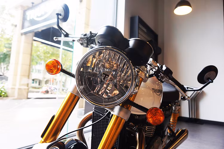 Giống như thế hệ Thruxton trước đây, Thruxton mới vẫn giữ nguyên thiết kế phần đầu đơn giản với đèn pha dạng "gáo dừa" lớn ở phía trước. Tuy nhiên bên trong chóa pha của xe nay đã có thêm logo nổi chữ T ở chính giữa, kèm theo dòng chữ Triumph ở dưới đáy. Ngoài ra, đèn pha của xe còn được bổ sung đèn chiếu sáng ban ngày LED nằm ở phía dưới.