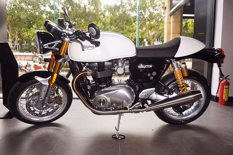 Mặc dù chưa được công bố chính thức, Thruxton R 2017 mới cũng đã lần đầu tiên "đặt chân" tới Việt Nam thông qua đại lý chính hãng sắp khai trương của thương hiệu môtô Triumph ở Sài Gòn. Ở phiên bản mới này, ngoài hình của chiếc xe không có nhiều thay đổi so với trước.
