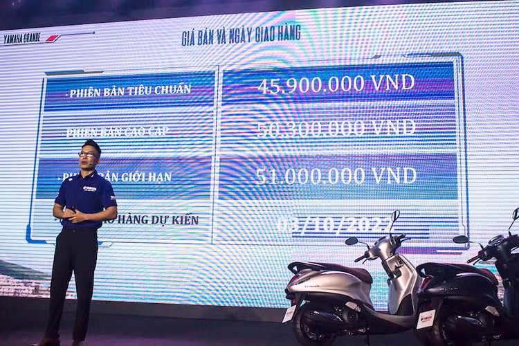 Giá xe Yamaha Grande 2022 cho tổng cộng 3 phiên bản như sau; phiên bản Tiêu chuẩn có mức bán lẻ khuyến nghị 45,9 triệu đồng, phiên bản Cao cấp là 50,3 triệu đồng và phiên bản Giới hạn 51 triệu đồng. Như vậy, cùng với các nâng cấp mới, giá bán lẻ của Grande 2022 cũng đã tăng lên từ 400.000 đồng đến 1,2 triệu đồng so với thế hệ trước.